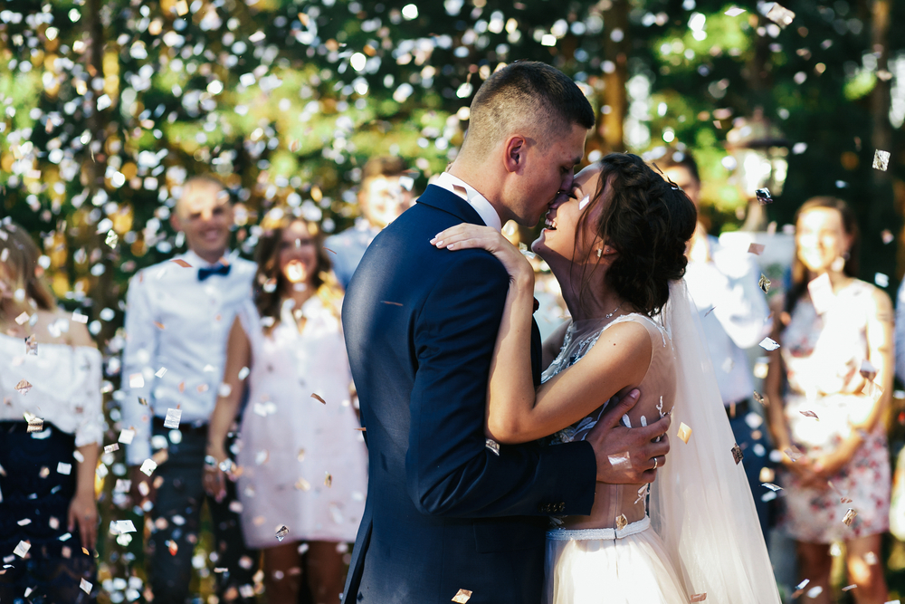 Sprinkling Creative Confetti Ideas For your Big Day! 